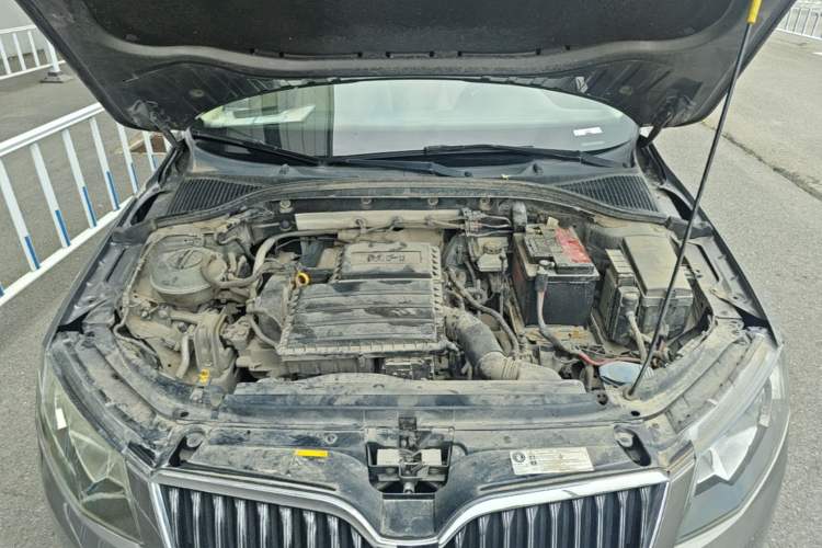 Used Skoda Octavia 2015 1.6L Automatic Yijun Edition Engine Bay