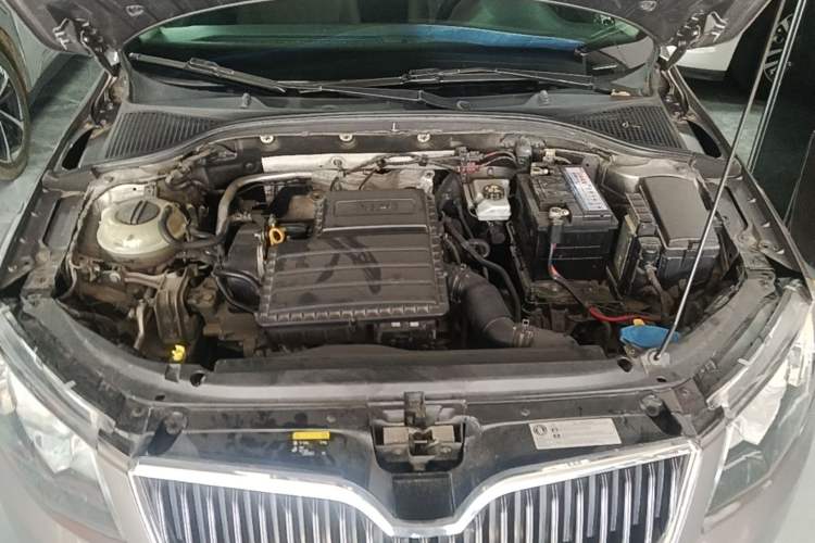 Used Skoda Octavia 2015 1.6L Manual Yijie Edition Engine Bay