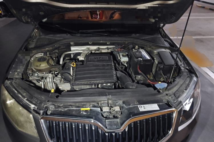 Used Skoda Octavia 2015 1.6L Automatic Yijun Edition Engine Bay