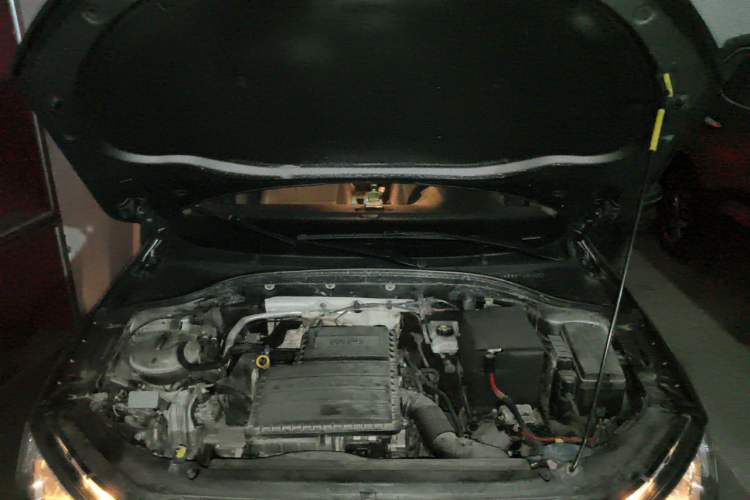 Used Skoda Octavia 2015 1.6L Manual Yijun Edition Engine Bay