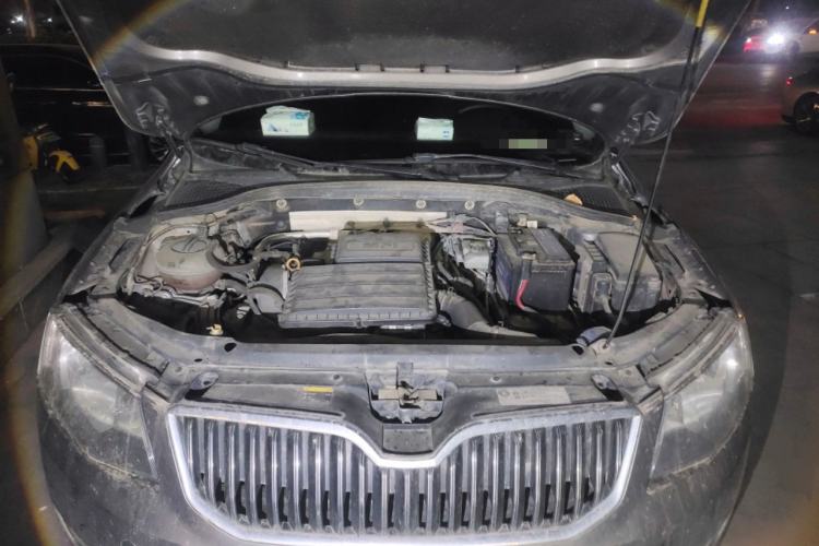 Used Skoda Octavia 2015 1.6L Automatic Yijie Edition Engine Bay