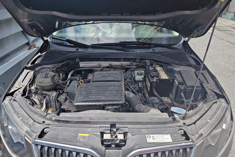 Used Skoda Octavia 2015 1.6L Automatic Yijun Edition Engine Bay
