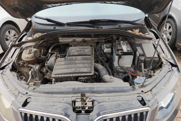 Used Skoda Octavia 2015 1.6L Automatic Yijie Edition Engine Bay