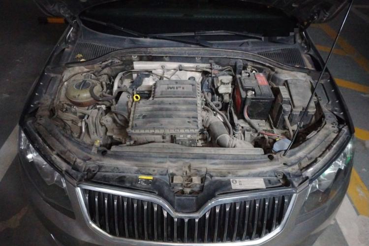 Used Skoda Octavia 2015 1.6L Automatic Yijie Edition Engine Bay