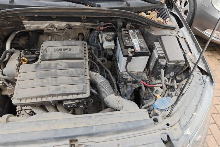 Used Skoda Octavia 2015 1.6L Automatic Yijie Edition Engine Bay Left