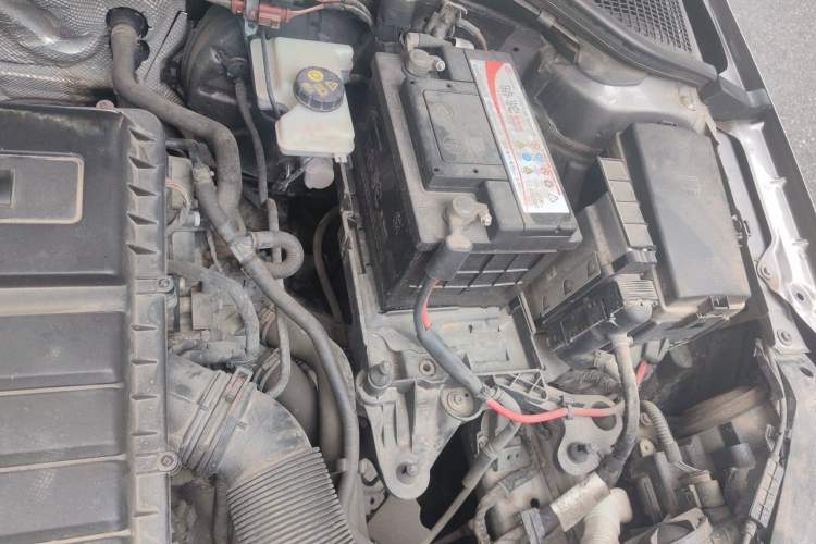 Used Skoda Octavia 2015 1.6L Manual Yijie Edition Engine Bay Left