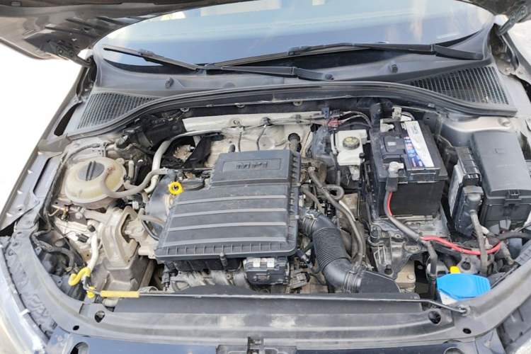 Used Skoda Octavia 2015 1.6L Automatic Yijie Edition Engine Bay