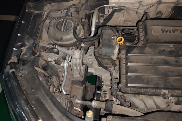 Used Skoda Octavia 2015 1.6L Manual Yijie Edition Engine Bay Right