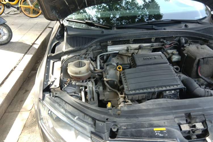 Used Skoda Octavia 2015 1.6L Automatic Yijie Edition Engine Bay Right