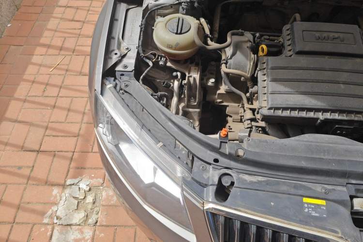 Used Skoda Octavia 2015 1.6L Manual Yijie Edition Engine Bay Right