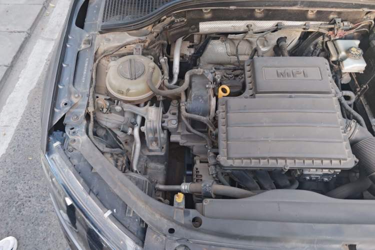 Used Skoda Octavia 2015 1.6L Automatic Yijie Edition Engine Bay Right