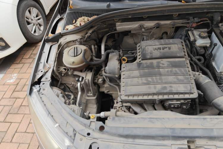Used Skoda Octavia 2015 1.6L Automatic Yijie Edition Engine Bay Right