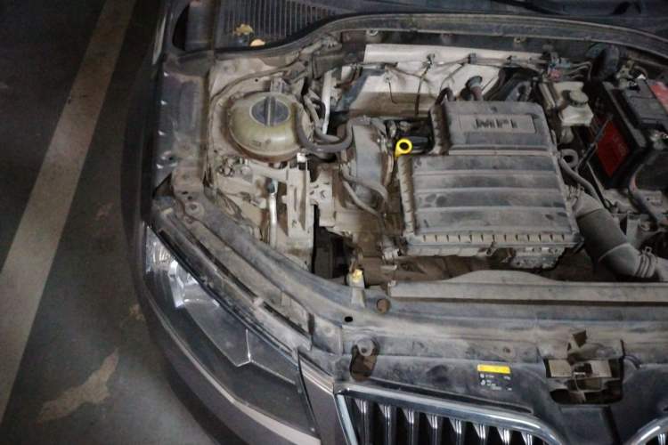 Used Skoda Octavia 2015 1.6L Automatic Yijie Edition Engine Bay Right