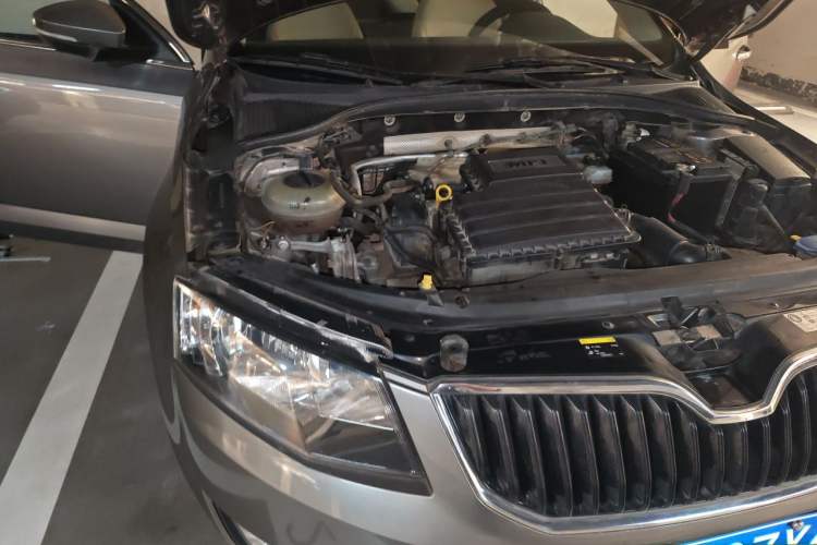 Used Skoda Octavia 2015 1.6L Manual Eado Edition Engine Bay Right