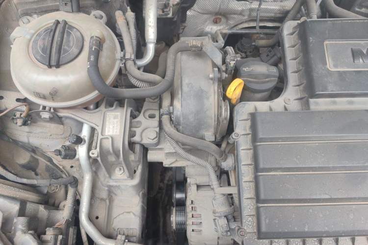 Used Skoda Octavia 2015 1.6L Manual Yijie Edition Engine Bay Right