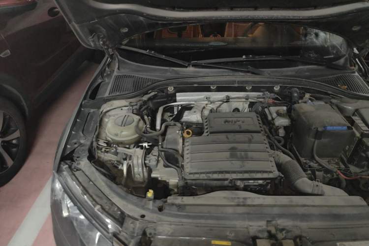 Used Skoda Octavia 2015 1.6L Automatic Yijie Edition Engine Bay Right