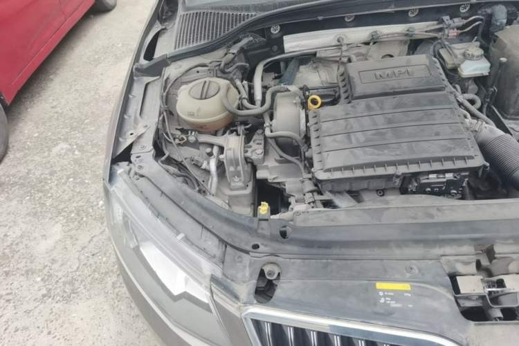 Used Skoda Octavia 2015 1.6L Automatic Yijie Edition Engine Bay Right
