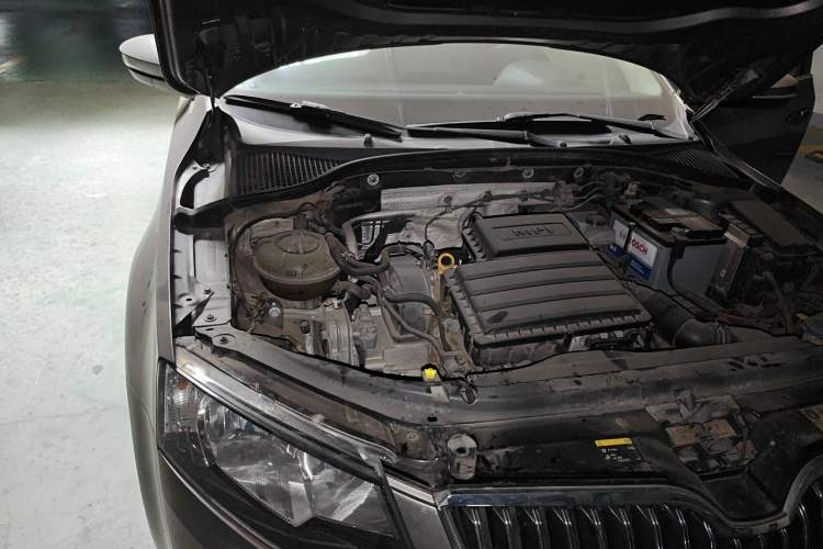 Used Skoda Octavia 2015 1.6L Automatic Yijie Edition Engine Bay Right