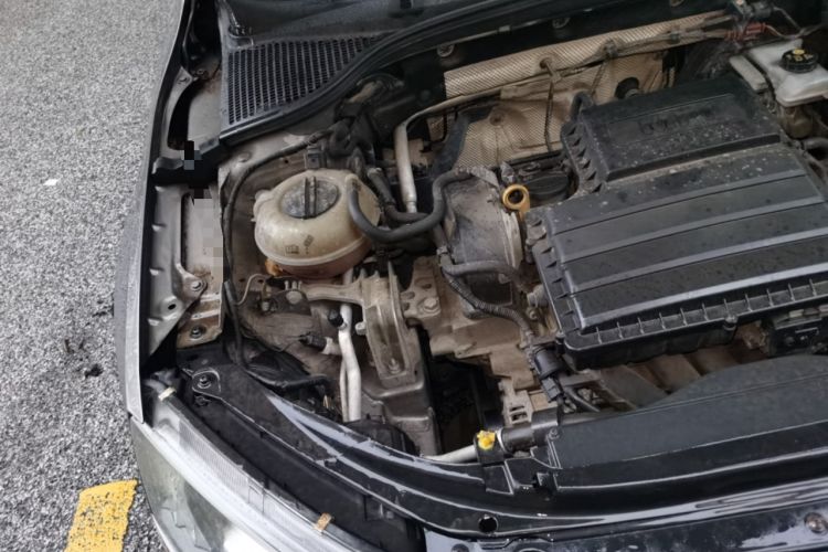 Used Skoda Octavia 2015 1.6L Automatic Yijie Edition Engine Bay Right