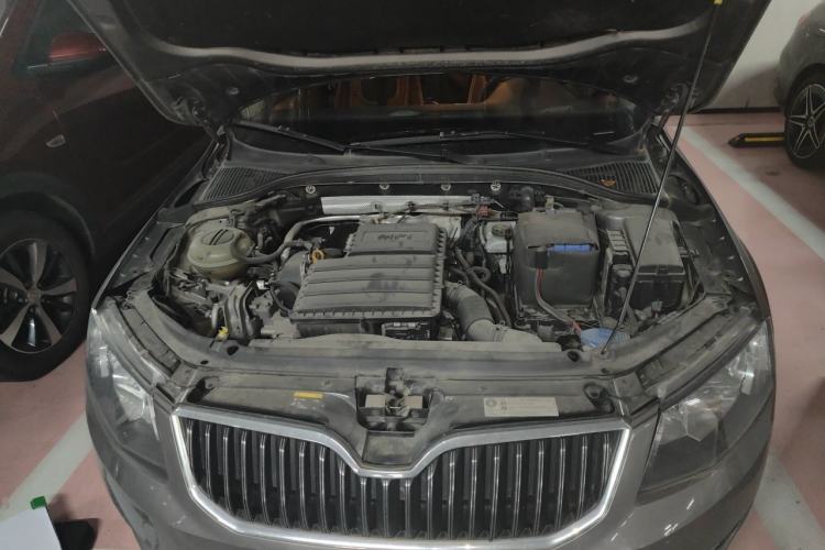Used Skoda Octavia 2015 1.6L Automatic Yijie Edition Engine Bay