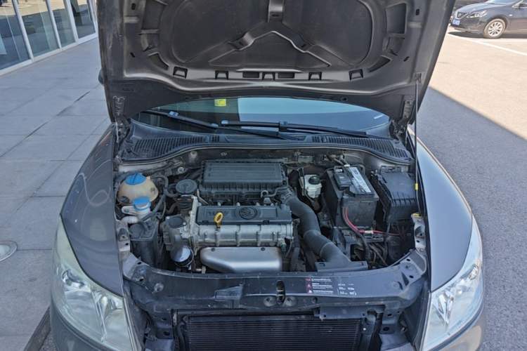 Used Skoda Octavia 2015 Classic Model 1.6L Manual Yijie Edition Engine Bay