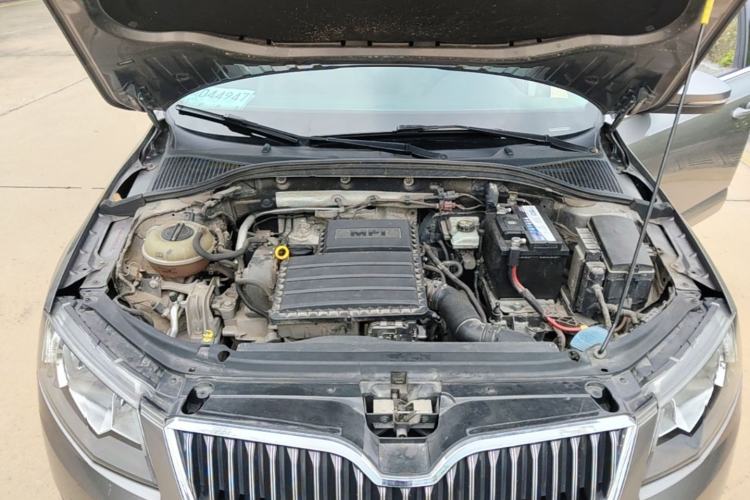 Used Skoda Octavia 2015 1.6L Automatic Yijie Edition Engine Bay