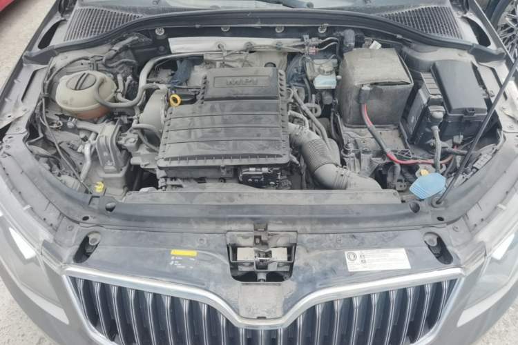 Used Skoda Octavia 2015 1.6L Automatic Yijie Edition Engine Bay