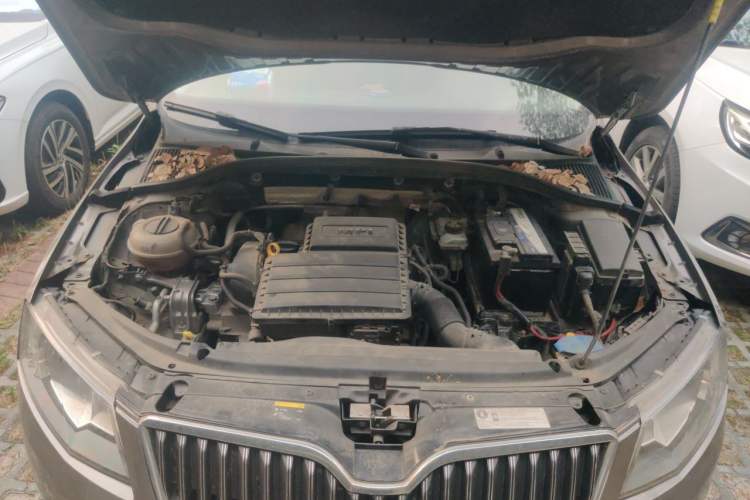 Used Skoda Octavia 2015 1.6L Manual Yijie Edition Engine Bay
