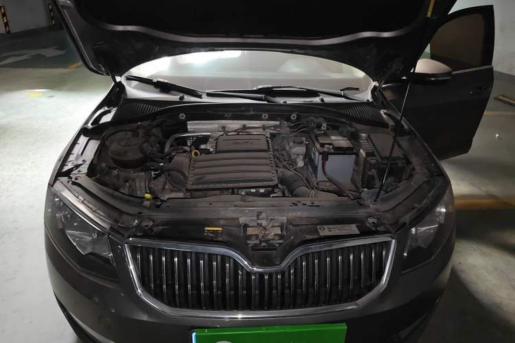 Used Skoda Octavia 2015 1.6L Automatic Yijie Edition Engine Bay