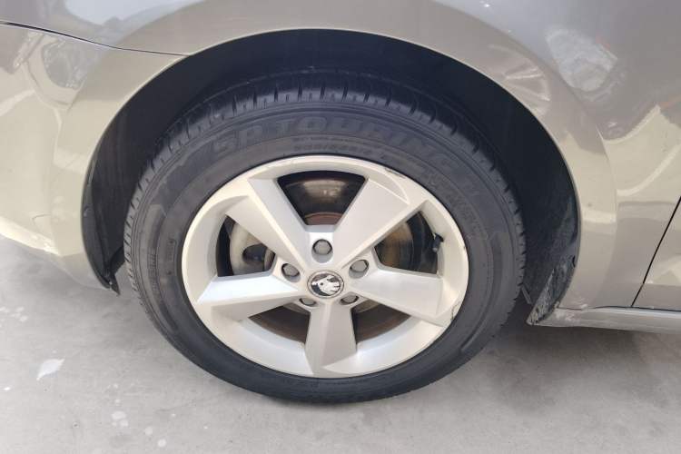 Used Skoda Octavia 2015 1.6L Automatic Yijie Edition Exterior 4