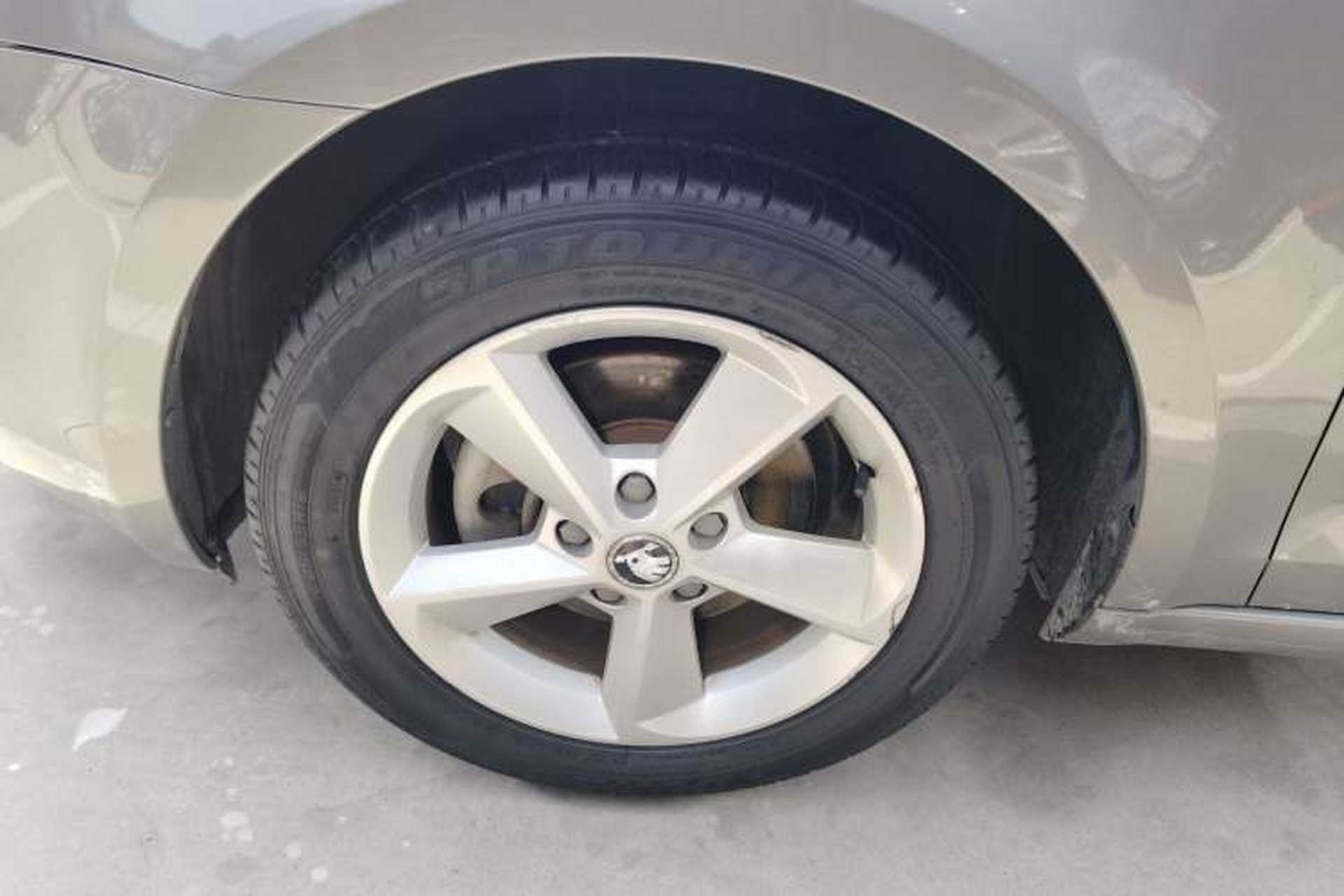 Used Skoda Octavia 2015 1.6L Automatic Yijie Edition Exterior 4