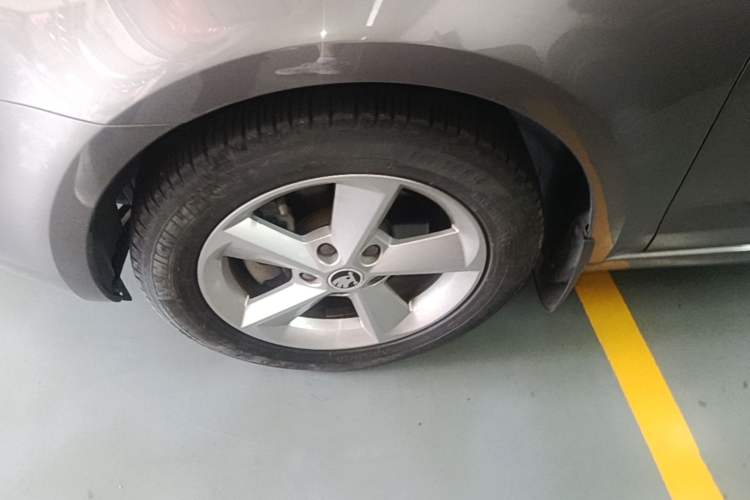 Used Skoda Octavia 2015 1.6L Manual Yijie Edition Exterior 4