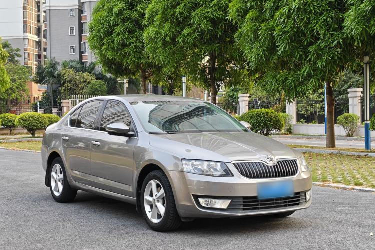 Used Skoda Octavia 2015 1.6L Automatic Yijie Edition Exterior 4
