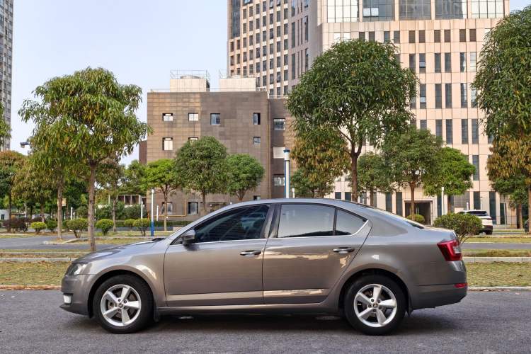 Used Skoda Octavia 2015 1.6L Automatic Yijie Edition Exterior 6