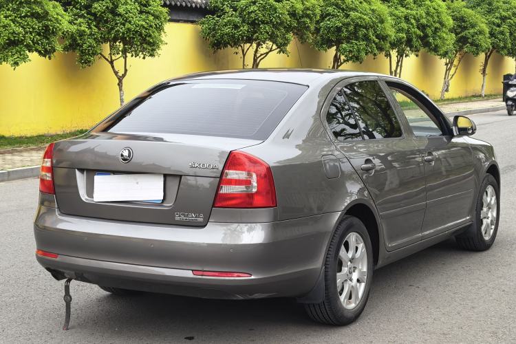 Used Skoda Octavia 2015 Classic Model 1.6L Automatic Elegance Edition Exterior 8