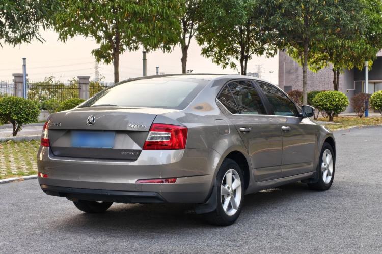 Used Skoda Octavia 2015 1.6L Automatic Yijie Edition Exterior 9