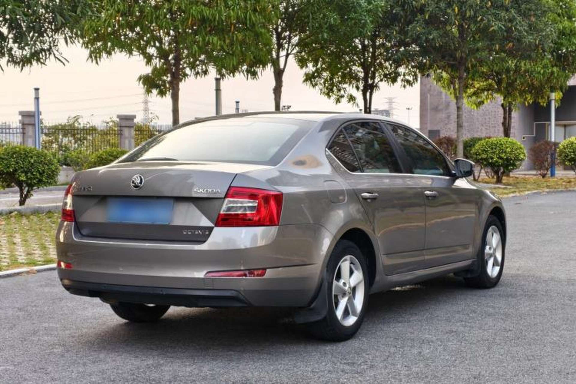 Used Skoda Octavia 2015 1.6L Automatic Yijie Edition Exterior 9