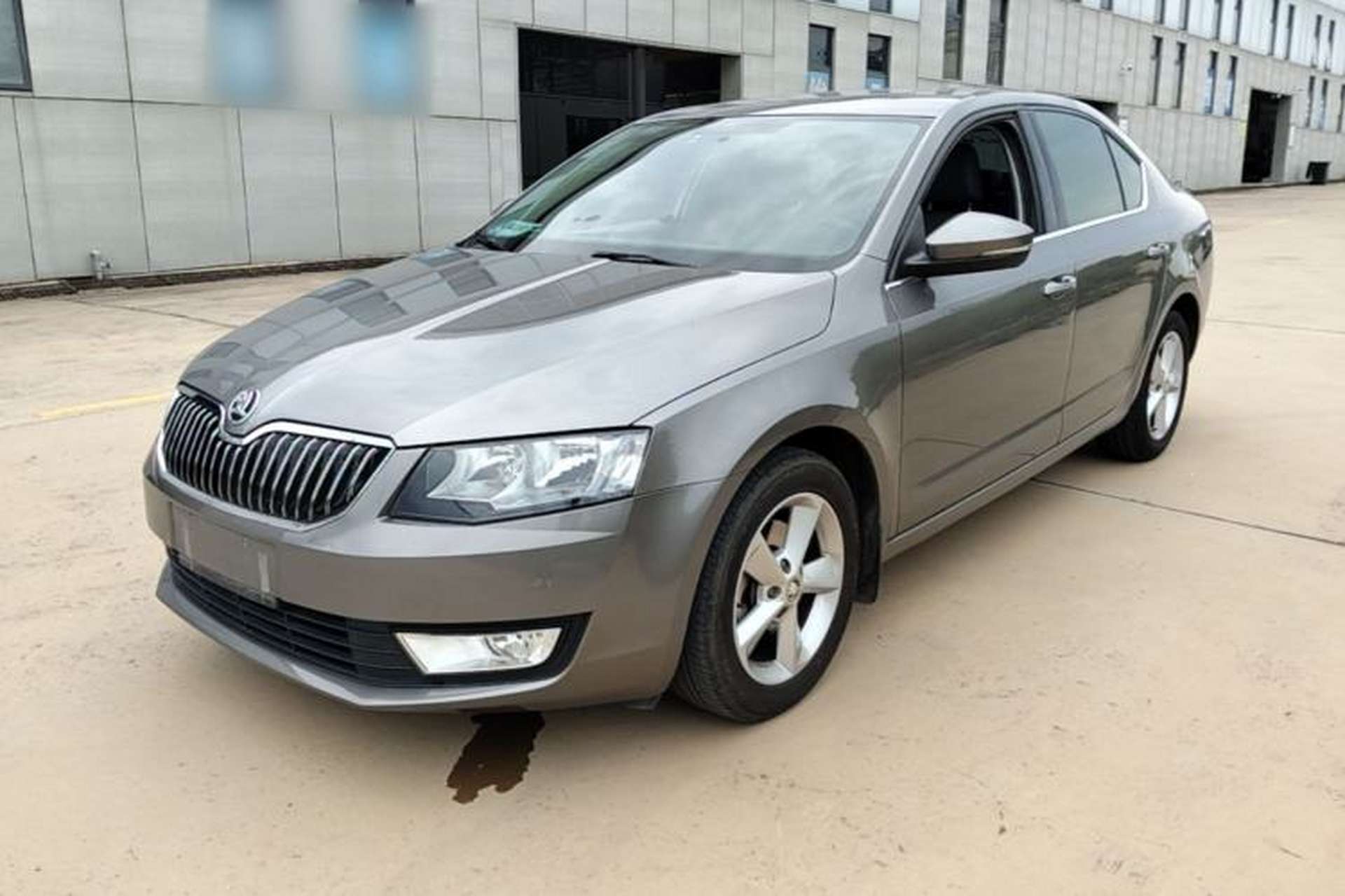 Used Skoda Octavia 2015 1.6L Automatic Yijie Edition Front Left 45 Deg
