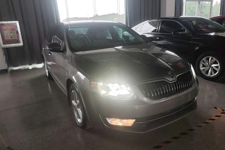 Used Skoda Octavia 2015 1.4TSI DSG Yijun Edition Front Right 45 Deg