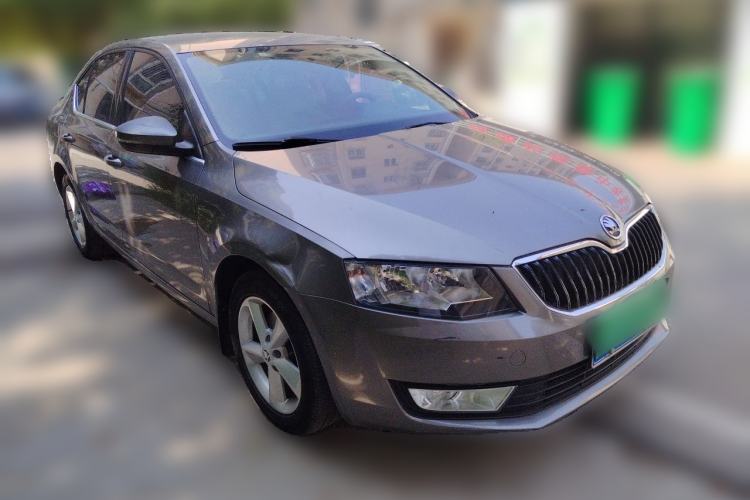 Used Skoda Octavia 2015 1.6L Automatic Yijie Edition Front Right 45 Deg