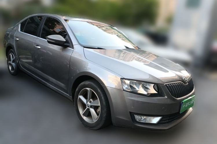 Used Skoda Octavia 2015 1.6L Automatic Yijie Edition Front Right 45 Deg