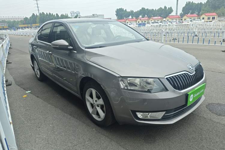 Used Skoda Octavia 2015 1.6L Automatic Yijun Edition Front Right 45 Deg