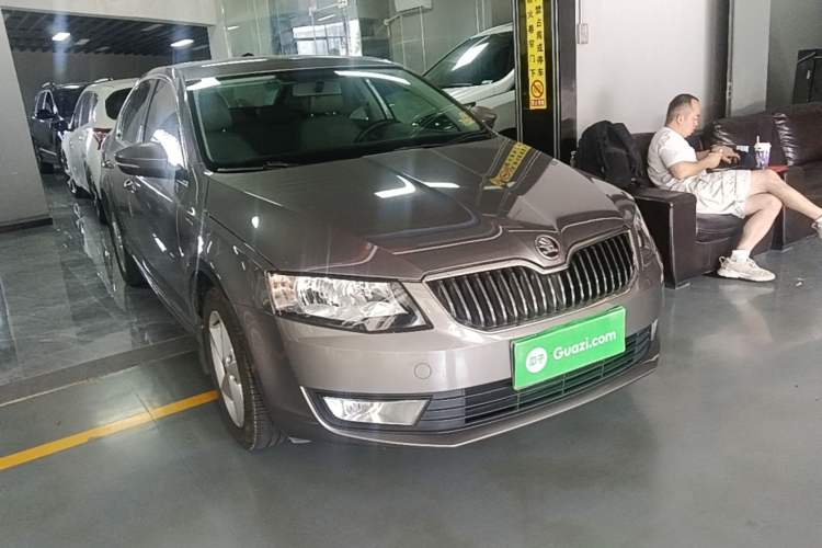 Used Skoda Octavia 2015 1.6L Manual Yijie Edition Front Right 45 Deg
