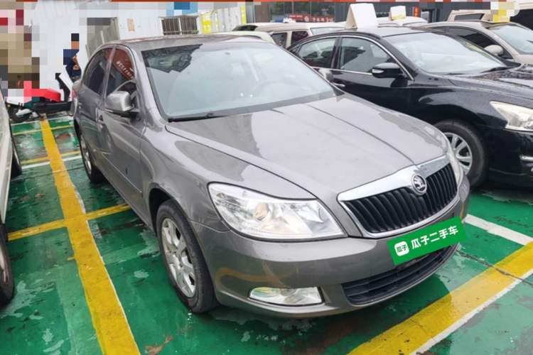 Used Skoda Octavia 2015 Classic Model 1.6L Automatic Elegance Edition Front Right 45 Deg