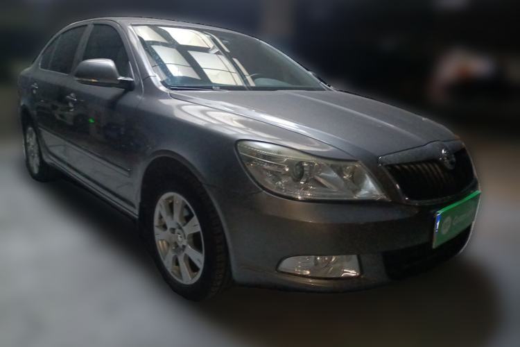 Used Skoda Octavia 2015 Classic Model 1.6L Automatic Elegance Edition Front Right 45 Deg