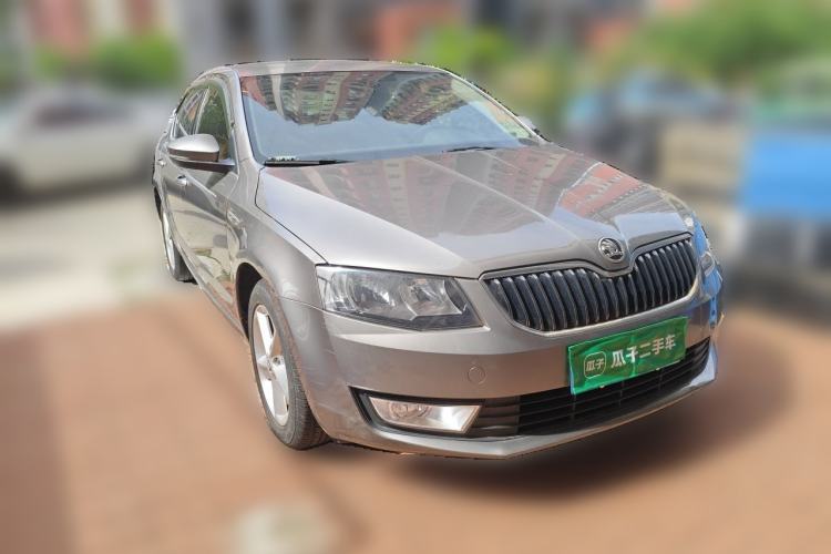 Used Skoda Octavia 2015 1.6L Manual Yijie Edition Front Right 45 Deg