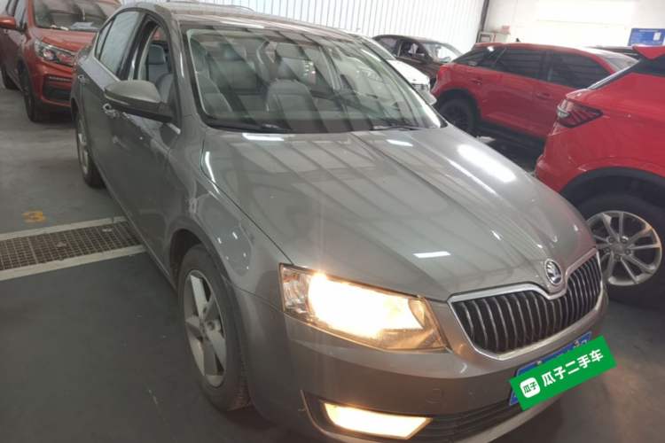 Used Skoda Octavia 2015 1.6L Manual Yijie Edition Front Right 45 Deg