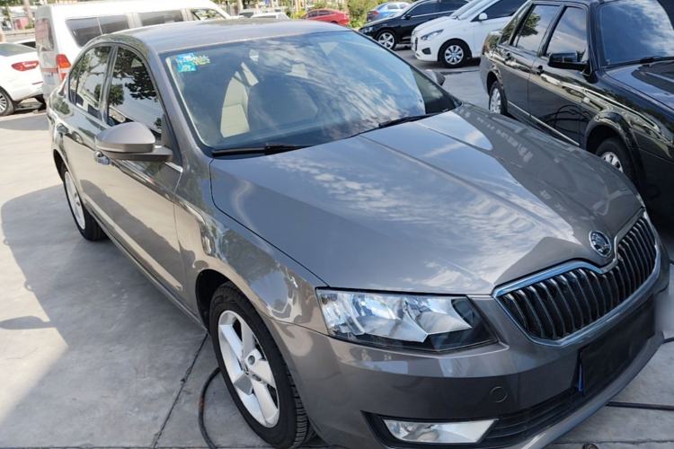 Used Skoda Octavia 2015 1.6L Automatic Yijie Edition Front Right 45 Deg