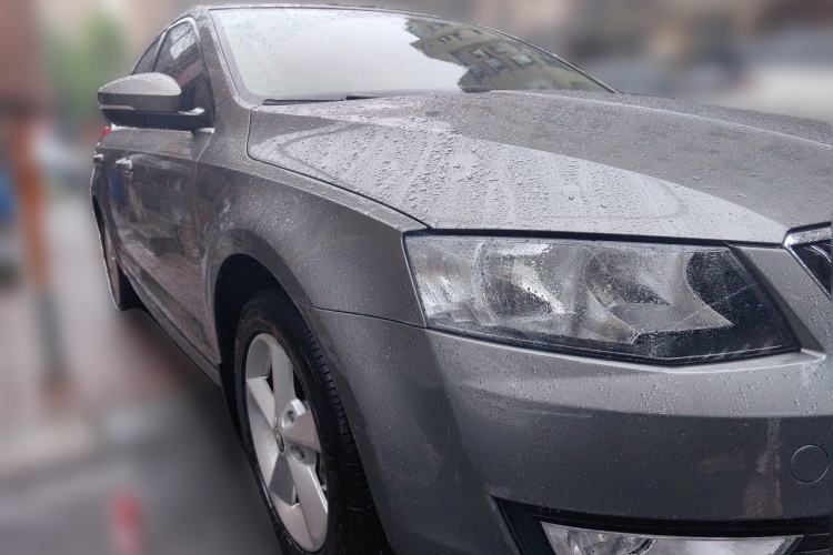 Used Skoda Octavia 2015 1.6L Manual Yijie Edition Front Right 45 Deg