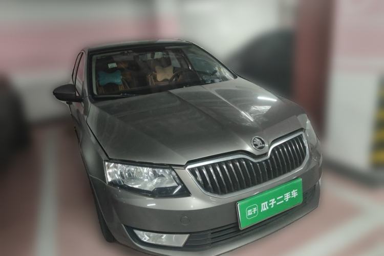 Used Skoda Octavia 2015 1.6L Automatic Yijie Edition Front Right 45 Deg